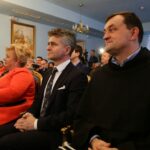 30.11.2016 Chęciny, Wręczenie tytułu Honorowego Obywatela Chęcin reżyserowi Jerzemu Hoffmanowi. W środku: senator Krzysztof Słoń / Wojciech Habdas / Radio Kielce