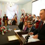 30.11.2016 Chęciny, Wręczenie tytułu Honorowego Obywatela Chęcin reżyserowi Jerzemu Hoffmanowi. Burmistrz Robert Jaworski / Wojciech Habdas / Radio Kielce