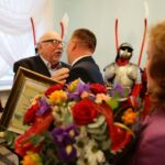 30.11.2016 Chęciny, Wręczenie tytułu Honorowego Obywatela Chęcin reżyserowi Jerzemu Hoffmanowi. Burmistrz Robert Jaworski i Jerzy Hoffman / Wojciech Habdas / Radio Kielce