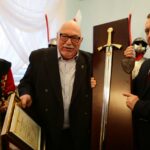 30.11.2016 Chęciny, Wręczenie tytułu Honorowego Obywatela Chęcin reżyserowi Jerzemu Hoffmanowi. Burmistrz Robert Jaworski i Jerzy Hoffman / Wojciech Habdas / Radio Kielce