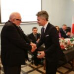 30.11.2016 Chęciny, Wręczenie tytułu Honorowego Obywatela Chęcin reżyserowi Jerzemu Hoffmanowi. Jerzy Hoffman i senator Krzysztof Słoń / Wojciech Habdas / Radio Kielce