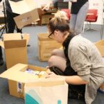 Siedziba Radia Kielce. Przygotowywanie świątecznych paczek (9 grudnia 2016) / Kamil Król / Radio Kielce