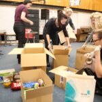 Siedziba Radia Kielce. Przygotowywanie świątecznych paczek (9 grudnia 2016) / Kamil Król / Radio Kielce