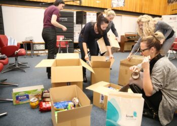 Siedziba Radia Kielce. Przygotowywanie świątecznych paczek (9 grudnia 2016) / Kamil Król / Radio Kielce