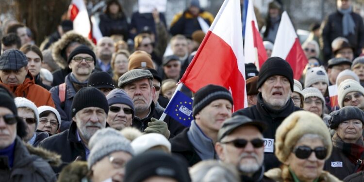 09.01.2016 Kielce. Komitet Obrony Demokracji manifestuje w obronie wolnych mediów pod pomnikiem Henryka Sienkiewicza. / Jarosław Kubalski / Radio Kielce