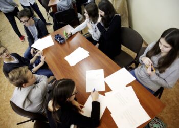 Kielce. Uczniowie gimnazjum nr 7 piszą listy Amnesty International (1 grudnia 2016) / Jarosław Kubalski / Radio Kielce