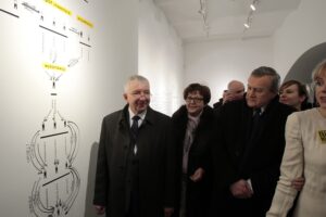 Wiceminister Piotr Gliński na wernisażu wystawy Fair Building (9 grudnia 2016) / Włodzimierz Batóg / Radio Kielce