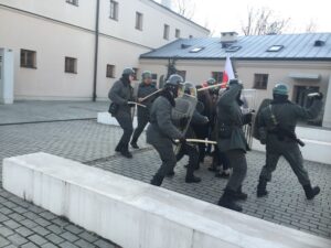 OMPiO. Rekonstrukcja dotycząca wydarzeń stanu wojennego (13 grudnia 2016) / Marlena Płaska / Radio Kielce