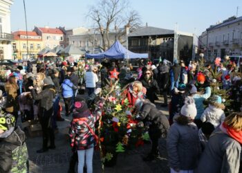 Jarmark Bożonarodzeniowy na kieleckim Rynku (17 grudnia 2016) / Wojciech Habdas / Radio Kielce