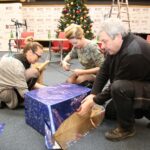 Siedziba Radia Kielce. Przygotowywanie świątecznych paczek (9 grudnia 2016) / Kamil Król / Radio Kielce