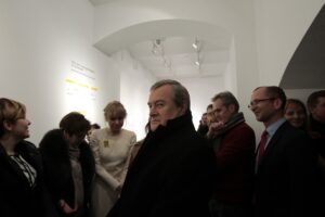 Wiceminister Piotr Gliński na wernisażu wystawy Fair Building (9 grudnia 2016) / Włodzimierz Batóg / Radio Kielce