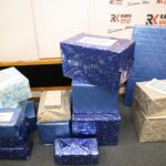 Siedziba Radia Kielce. Przygotowywanie świątecznych paczek (9 grudnia 2016) / Kamil Król / Radio Kielce