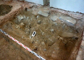 Podczas remontu posadzki w bazylice na Świętym Krzyżu archeologowie odkryli ślady trzech świątyń / Krzysztof Żołądek / Radio Kielce