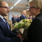 18.12.2016. Odsłonięcie tablicy upamiętniającej Przemysława Gosiewskiego  na budynku Państwowej Wyższej Szkoły Zawodowej w Sandomierzu / Kamil Król / Radio Kielce