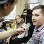 12.12.2016 Kazimierza Wielka. Młodzież z Liceum. im. Marii Curie Skłodowskiej wraz z dyrektorem Włodzimierzem Kruszyńskim / Jarosław Kubalski / Radio Kielce