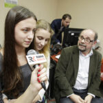 12.12.2016 Kazimierza Wielka. Młodzież z Liceum. im. Marii Curie Skłodowskiej wraz z dyrektorem Włodzimierzem Kruszyńskim / Jarosław Kubalski / Radio Kielce