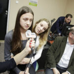 12.12.2016 Kazimierza Wielka. Młodzież z Liceum. im. Marii Curie Skłodowskiej wraz z dyrektorem Włodzimierzem Kruszyńskim / Jarosław Kubalski / Radio Kielce