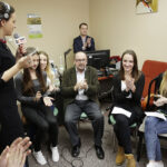 12.12.2016 Kazimierza Wielka. Młodzież z Liceum. im. Marii Curie Skłodowskiej wraz z dyrektorem Włodzimierzem Kruszyńskim / Jarosław Kubalski / Radio Kielce