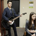 12.12.2016 Kazimierza Wielka. Młodzież z Liceum. im. Marii Curie Skłodowskiej wraz z dyrektorem Włodzimierzem Kruszyńskim / Jarosław Kubalski / Radio Kielce