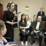 12.12.2016 Kazimierza Wielka. Młodzież z Liceum. im. Marii Curie Skłodowskiej wraz z dyrektorem Włodzimierzem Kruszyńskim / Jarosław Kubalski / Radio Kielce