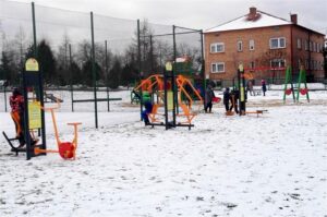 29.12.2016 Ostrowiec. Plac zabaw przy Publicznej Szkole Podstawowej w Denkowie / Radio Kielce
