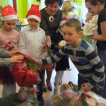 06.12.2016. Święty Mikołaj odwiedził chore dzieci w szpitalu w Sandomierzu / Grażyna Szlęzak-Wójcik / Radio Kielce