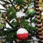 Choinka ufundowana przez żołnierzy z Centrum Przygotowań do Misji Zagranicznych na Bukówce, z ozdobami przygotowanymi przez dzieci ze szkoły podstawowej nr 8 im. Wojska Polskiego w Kielcach, Szkoły Podstawowej imienia Generała Tadeusza Buka z Mójczy oraz Samorządowego Przedszkola nr 36 na Bukówce. / Wojciech Habdas / Radio Kielce