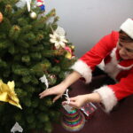 09.12.2016. Ubieranie choinki z Kazimierzy Wielkiej / Kamil Król / Radio Kielce