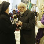 04.12.2016 Kielce. Klasztor na Karczówce. Msza Barbórkowa w intencji górników. Prof. Stanisław Żak wręcza Siostrom Sercankom statuetkę Hilarego Mali. / Jarosław Kubalski / Radio Kielce