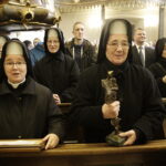 04.12.2016 Kielce. Klasztor na Karczówce. Msza Barbórkowa w intencji górników. Siostry Sercanki ze statuetka Hilarego Mali. / Jarosław Kubalski / Radio Kielce