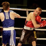 09.12.2016 Chęciny. IV Międzynarodowy Memoriał Bokserski im. Leszka Drogosza. Walka Adrian Kowal KKB Rush (czerwony) - Thomas Casey Irlandia. / Jarosław Kubalski / Radio Kielce