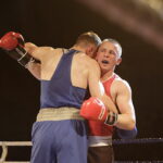 09.12.2016 Chęciny. IV Międzynarodowy Memoriał Bokserski im. Leszka Drogosza. Walka Sebastian Rembecki KKB Rush (czerwony) - Tony Browne Irlandia. / Jarosław Kubalski / Radio Kielce