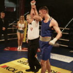 09.12.2016 Chęciny. IV Międzynarodowy Memoriał Bokserski im. Leszka Drogosza. Walka Sebastian Rembecki KKB Rush (czerwony) - Tony Browne Irlandia. / Jarosław Kubalski / Radio Kielce