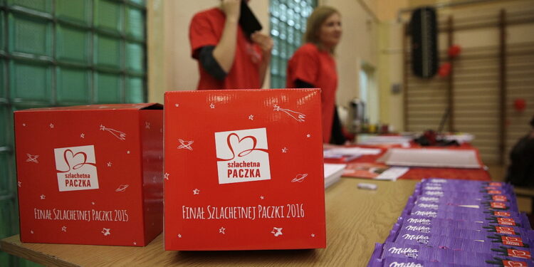 Filmowcy wręczyli Szlachetną Paczkę - Radio Kielce 10.12.2016 Ożarów. Szlachetna Paczka od pracowników TVP3 Kielce i Radia Kielce dla rodzeństwa Krystiana i opiekującej się nim Pauliny. / Jarosław Kubalski / Radio Kielce