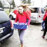 10.12.2016 Ożarów. Szlachetna Paczka od pracowników TVP3 Kielce i Radia Kielce dla rodzeństwa Krystiana i opiekującej się nim Pauliny. / Jarosław Kubalski / Radio Kielce