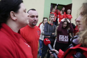 10.12.2016 Ożarów. Szlachetna Paczka od pracowników TVP3 Kielce i Radia Kielce dla rodzeństwa Krystiana i opiekującej się nim Pauliny. / Jarosław Kubalski / Radio Kielce