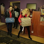 10.12.2016 Ożarów. Szlachetna Paczka od pracowników TVP3 Kielce i Radia Kielce dla rodzeństwa Krystiana i opiekującej się nim Pauliny. / Jarosław Kubalski / Radio Kielce