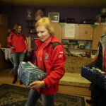 10.12.2016 Ożarów. Szlachetna Paczka od pracowników TVP3 Kielce i Radia Kielce dla rodzeństwa Krystiana i opiekującej się nim Pauliny. / Jarosław Kubalski / Radio Kielce