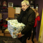 10.12.2016 Ożarów. Szlachetna Paczka od pracowników TVP3 Kielce i Radia Kielce dla rodzeństwa Krystiana i opiekującej się nim Pauliny. / Jarosław Kubalski / Radio Kielce