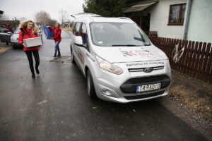 10.12.2016 Ożarów. Szlachetna Paczka od pracowników TVP3 Kielce i Radia Kielce dla rodzeństwa Krystiana i opiekującej się nim Pauliny. / Jarosław Kubalski / Radio Kielce