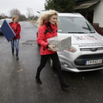 10.12.2016 Ożarów. Szlachetna Paczka od pracowników TVP3 Kielce i Radia Kielce dla rodzeństwa Krystiana i opiekującej się nim Pauliny. / Jarosław Kubalski / Radio Kielce