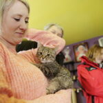 10.12.2016 Ożarów. Szlachetna Paczka od pracowników TVP3 Kielce i Radia Kielce dla rodzeństwa Krystiana i opiekującej się nim Pauliny. / Jarosław Kubalski / Radio Kielce