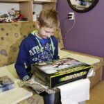 10.12.2016 Ożarów. Szlachetna Paczka od pracowników TVP3 Kielce i Radia Kielce dla rodzeństwa Krystiana i opiekującej się nim Pauliny. / Jarosław Kubalski / Radio Kielce