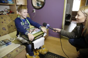 10.12.2016 Ożarów. Szlachetna Paczka od pracowników TVP3 Kielce i Radia Kielce dla rodzeństwa Krystiana i opiekującej się nim Pauliny. / Jarosław Kubalski / Radio Kielce