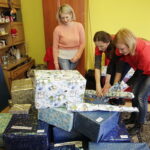 10.12.2016 Ożarów. Szlachetna Paczka od pracowników TVP3 Kielce i Radia Kielce dla rodzeństwa Krystiana i opiekującej się nim Pauliny. / Jarosław Kubalski / Radio Kielce