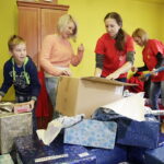 10.12.2016 Ożarów. Szlachetna Paczka od pracowników TVP3 Kielce i Radia Kielce dla rodzeństwa Krystiana i opiekującej się nim Pauliny. / Jarosław Kubalski / Radio Kielce