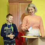 10.12.2016 Ożarów. Szlachetna Paczka od pracowników TVP3 Kielce i Radia Kielce dla rodzeństwa Krystiana i opiekującej się nim Pauliny. / Jarosław Kubalski / Radio Kielce