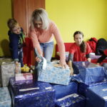 10.12.2016 Ożarów. Szlachetna Paczka od pracowników TVP3 Kielce i Radia Kielce dla rodzeństwa Krystiana i opiekującej się nim Pauliny. / Jarosław Kubalski / Radio Kielce