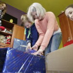 10.12.2016 Ożarów. Szlachetna Paczka od pracowników TVP3 Kielce i Radia Kielce dla rodzeństwa Krystiana i opiekującej się nim Pauliny. / Jarosław Kubalski / Radio Kielce