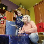 10.12.2016 Ożarów. Szlachetna Paczka od pracowników TVP3 Kielce i Radia Kielce dla rodzeństwa Krystiana i opiekującej się nim Pauliny. / Jarosław Kubalski / Radio Kielce